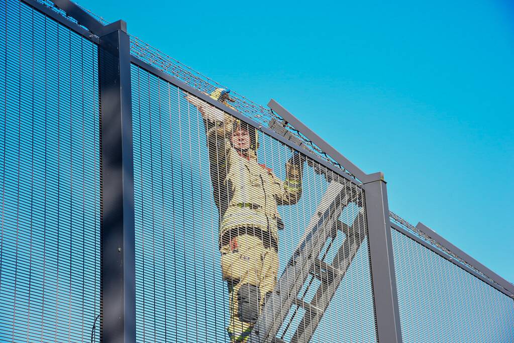 Brandweer bevrijdt eend uit hekwerk Stichting Antes