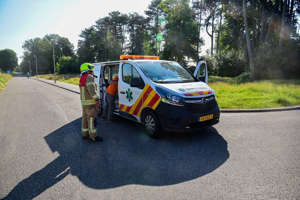 Brandweer bevrijdt eend uit hekwerk Stichting Antes