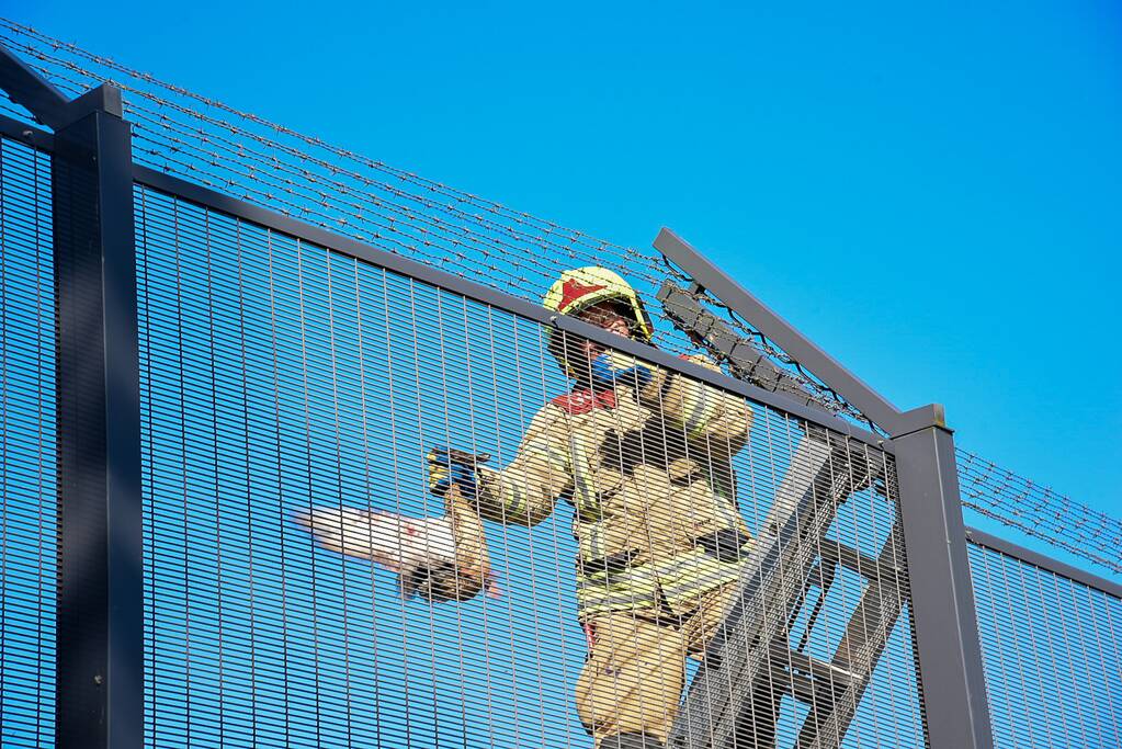 Brandweer bevrijdt eend uit hekwerk Stichting Antes