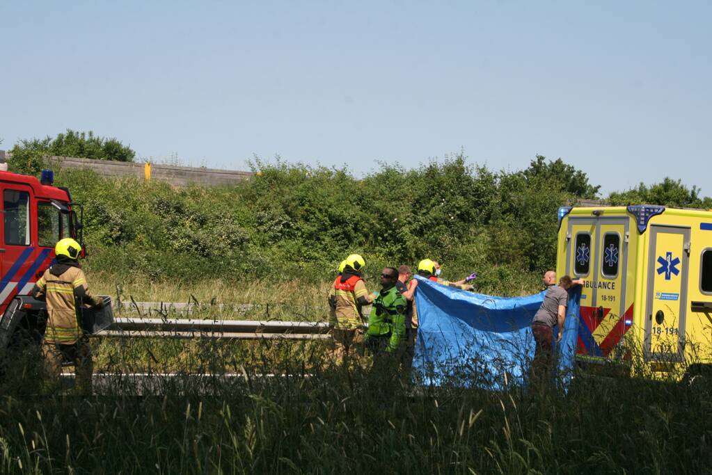 Traumahelikopter landt op snelweg na dodelijk ongeval