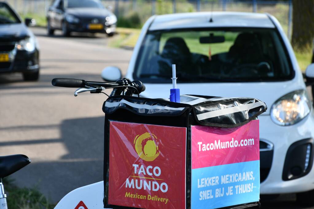 Fietsers gewond na ongeval met bestelbus