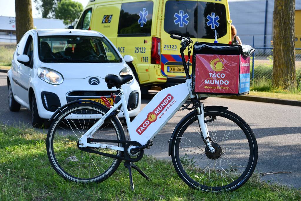 Fietsers gewond na ongeval met bestelbus