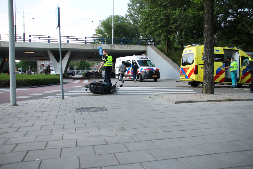 Scooterrijder gewond bij botsing met auto
