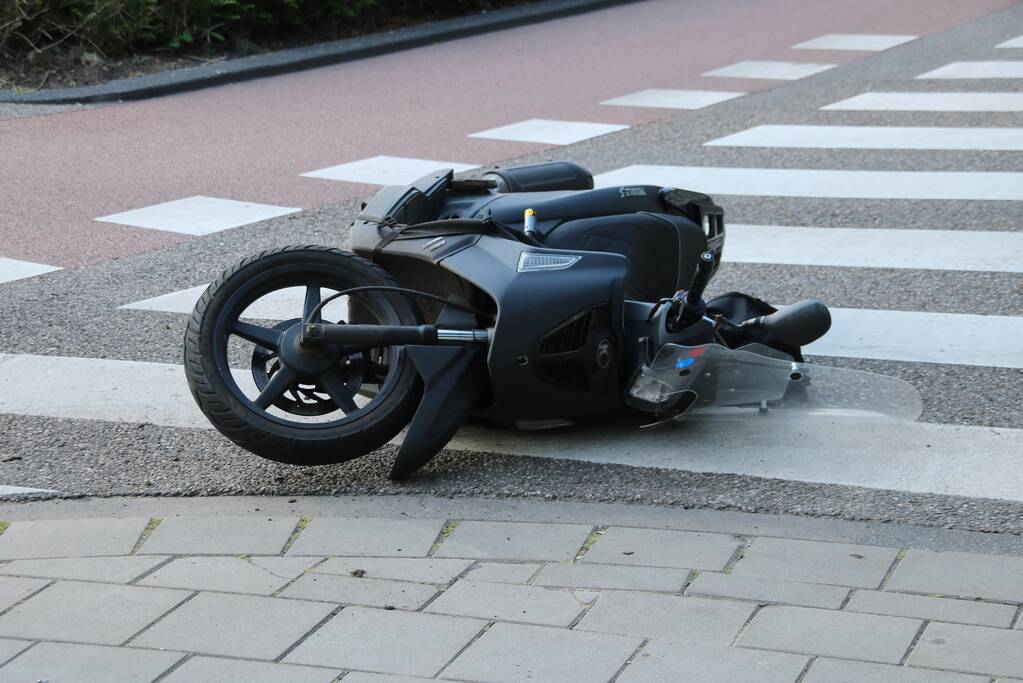 Scooterrijder gewond bij botsing met auto