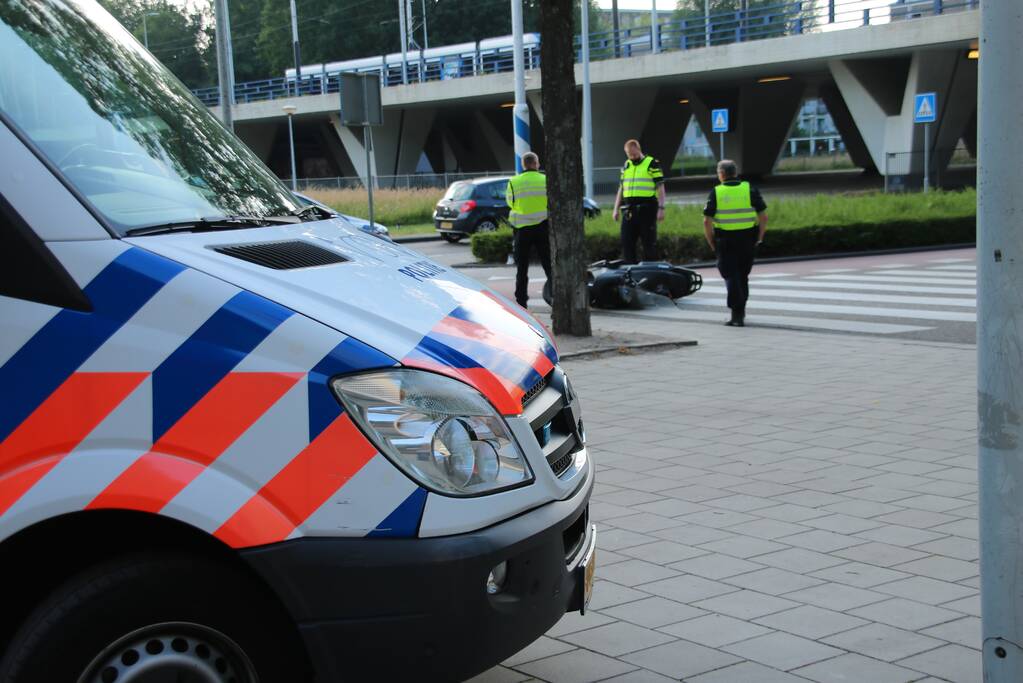 Scooterrijder gewond bij botsing met auto