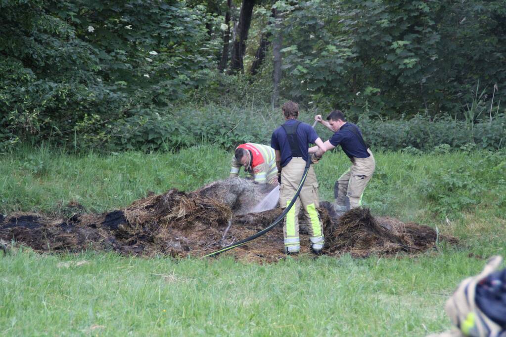 Hooibalen in brand gestoken