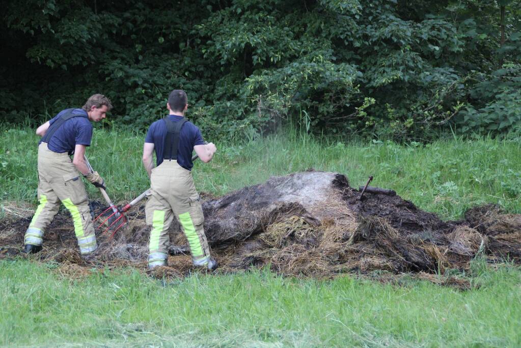 Hooibalen in brand gestoken
