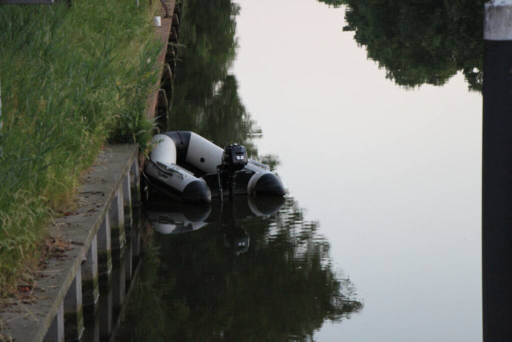 Zoektocht naar mogelijke drenkeling na aantreffen boot