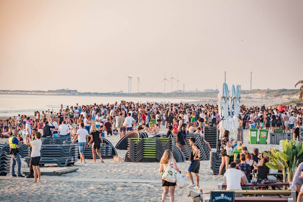 Strand ontruimd na drukte