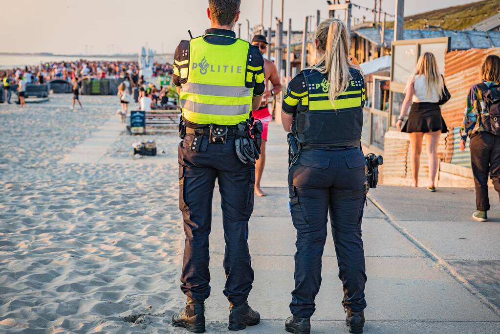 Strand ontruimd na drukte