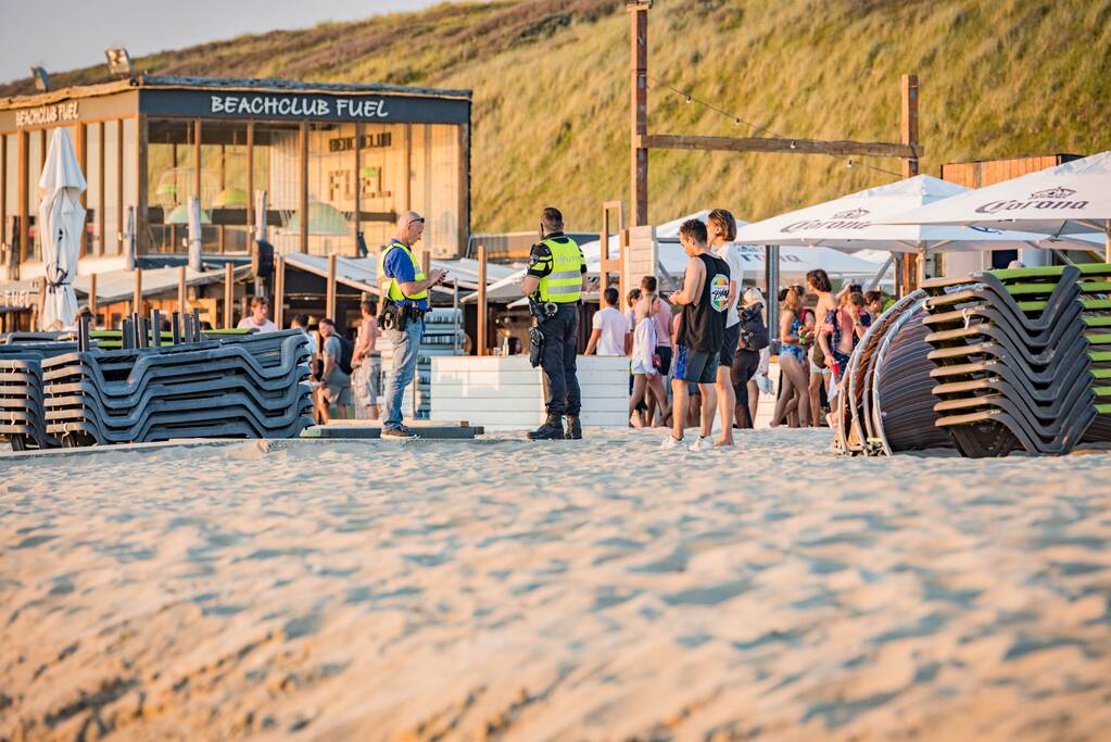 Strand ontruimd na drukte