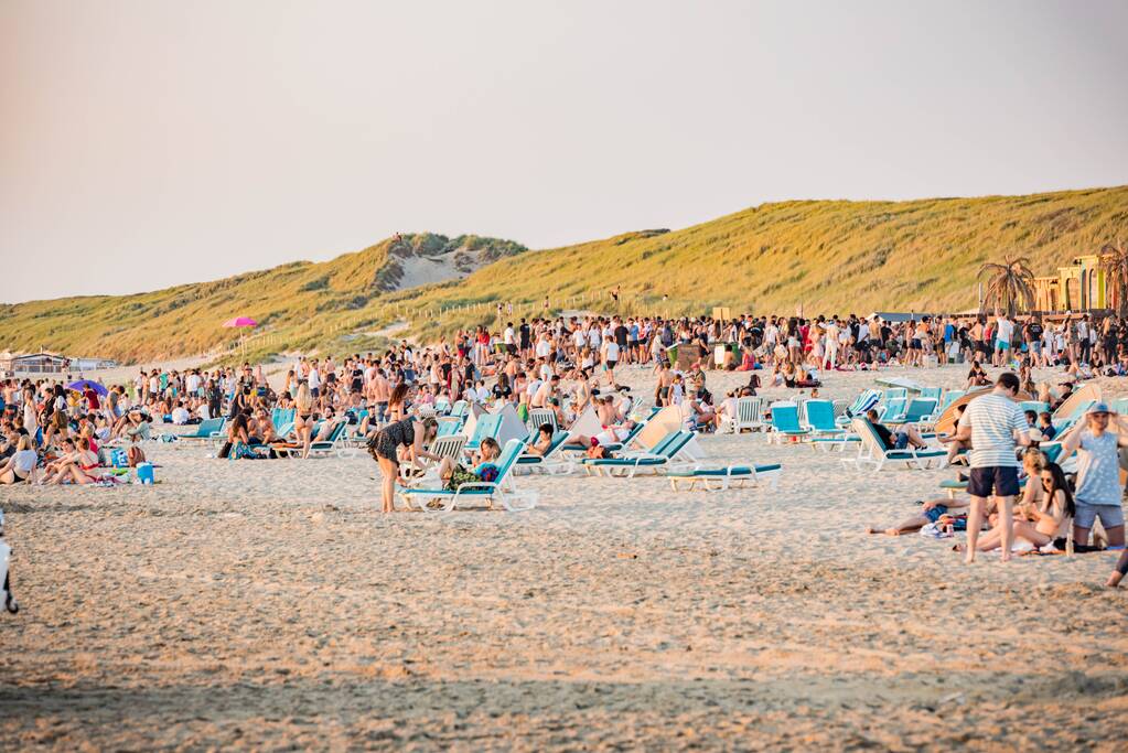 Strand ontruimd na drukte