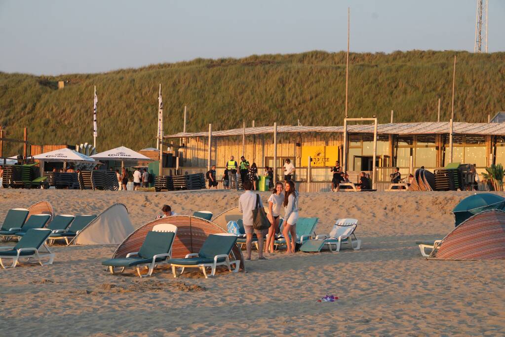 Strand ontruimd na drukte