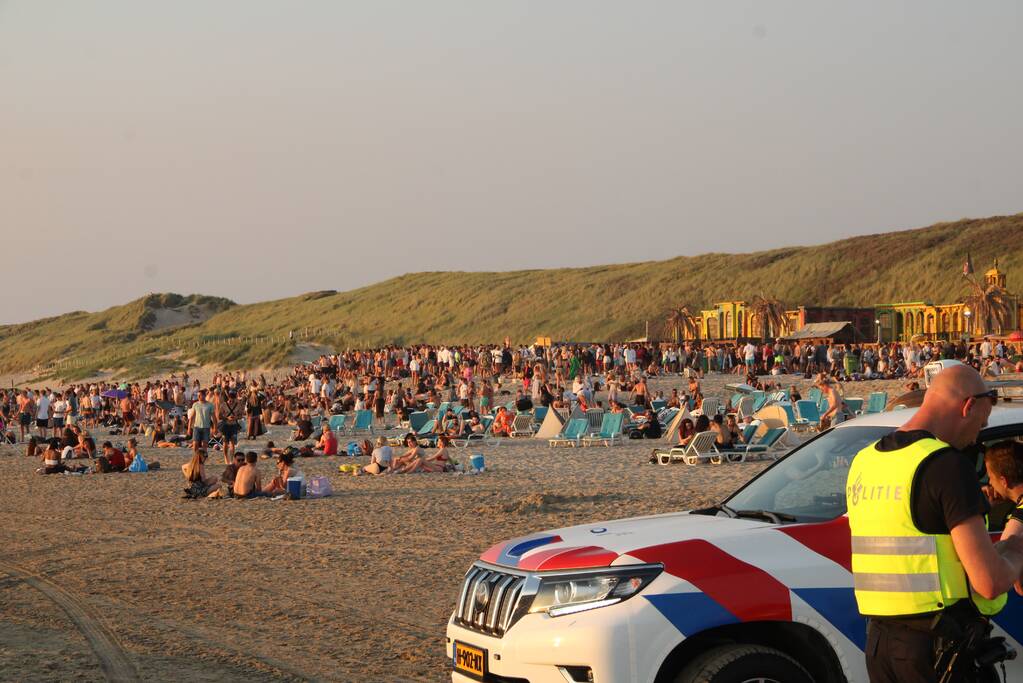 Strand ontruimd na drukte