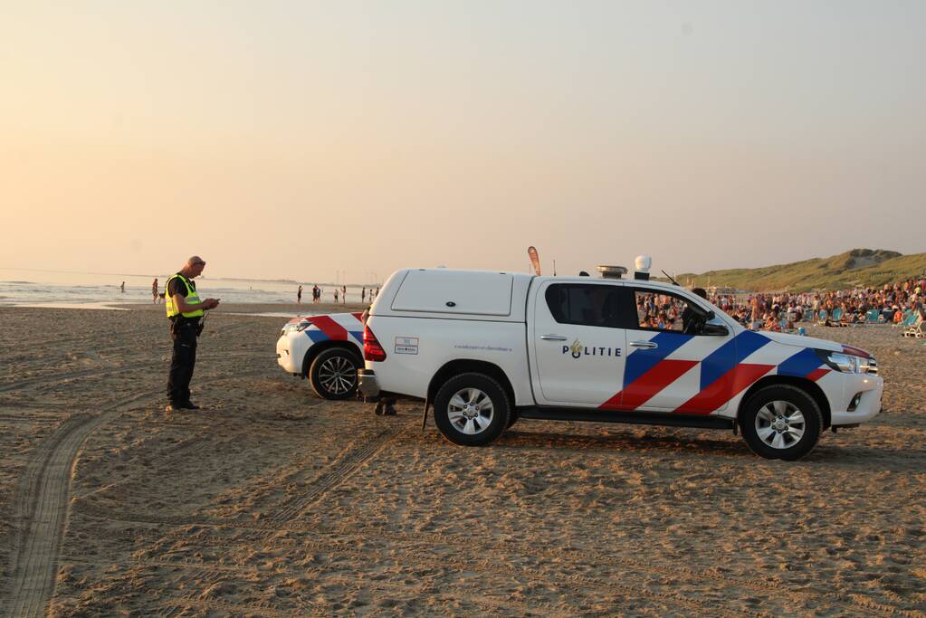 Strand ontruimd na drukte