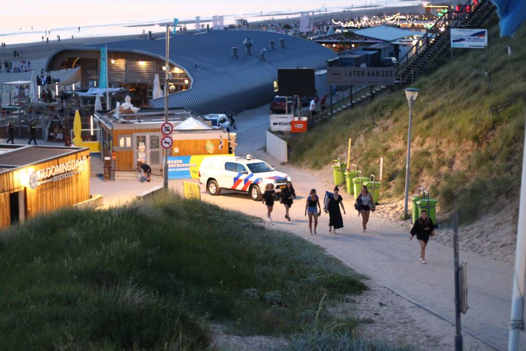 Strand ontruimd na drukte