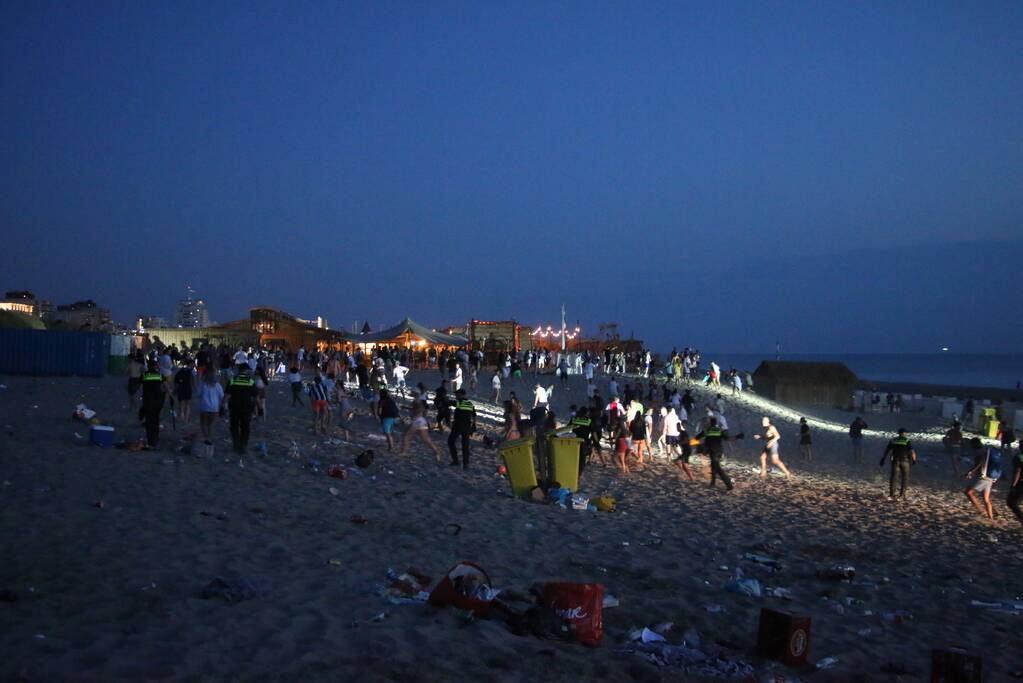 Grote politie inzet op strand, meerdere aanhoudingen verricht