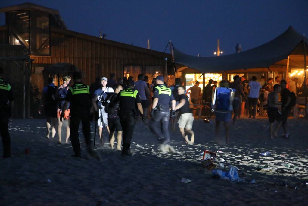 Grote politie inzet op strand, meerdere aanhoudingen verricht