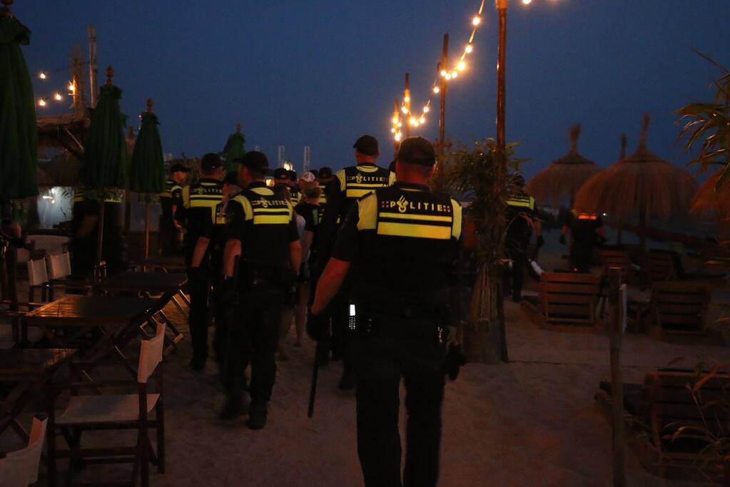 Grote politie inzet op strand, meerdere aanhoudingen verricht