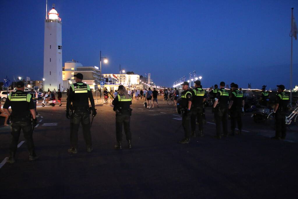Grote politie inzet op strand, meerdere aanhoudingen verricht