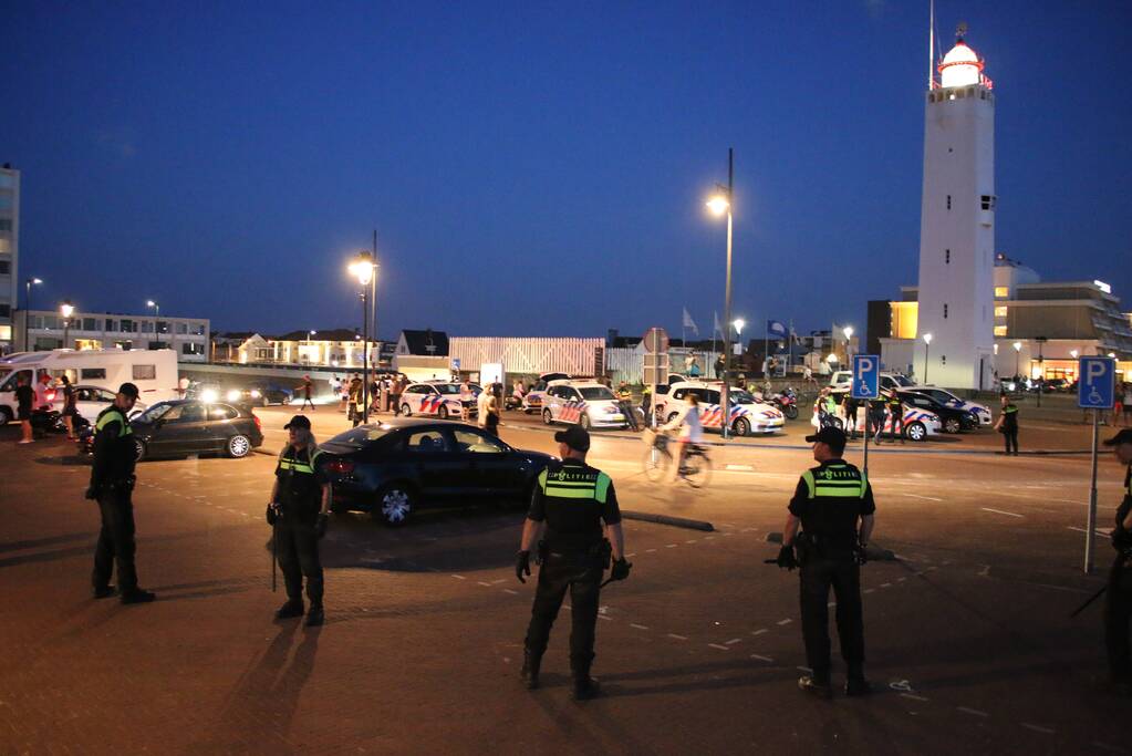 Grote politie inzet op strand, meerdere aanhoudingen verricht