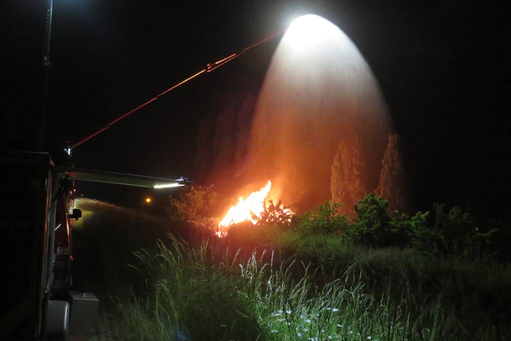 Dijkwoning met rieten dak brandt volledig uit