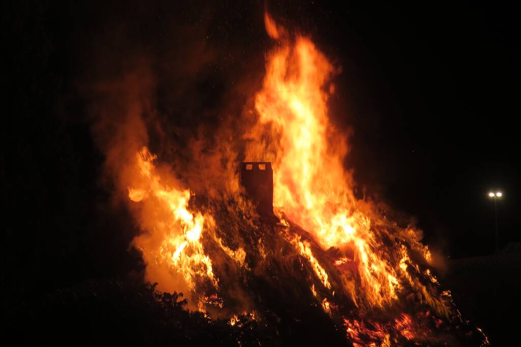 Dijkwoning met rieten dak brandt volledig uit