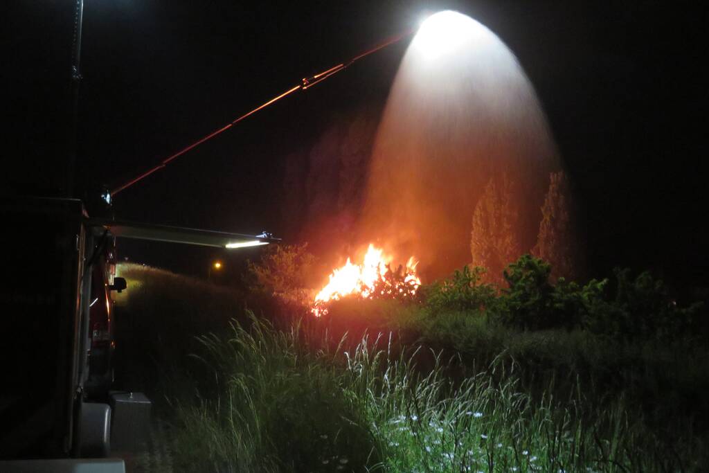 Dijkwoning met rieten dak brandt volledig uit