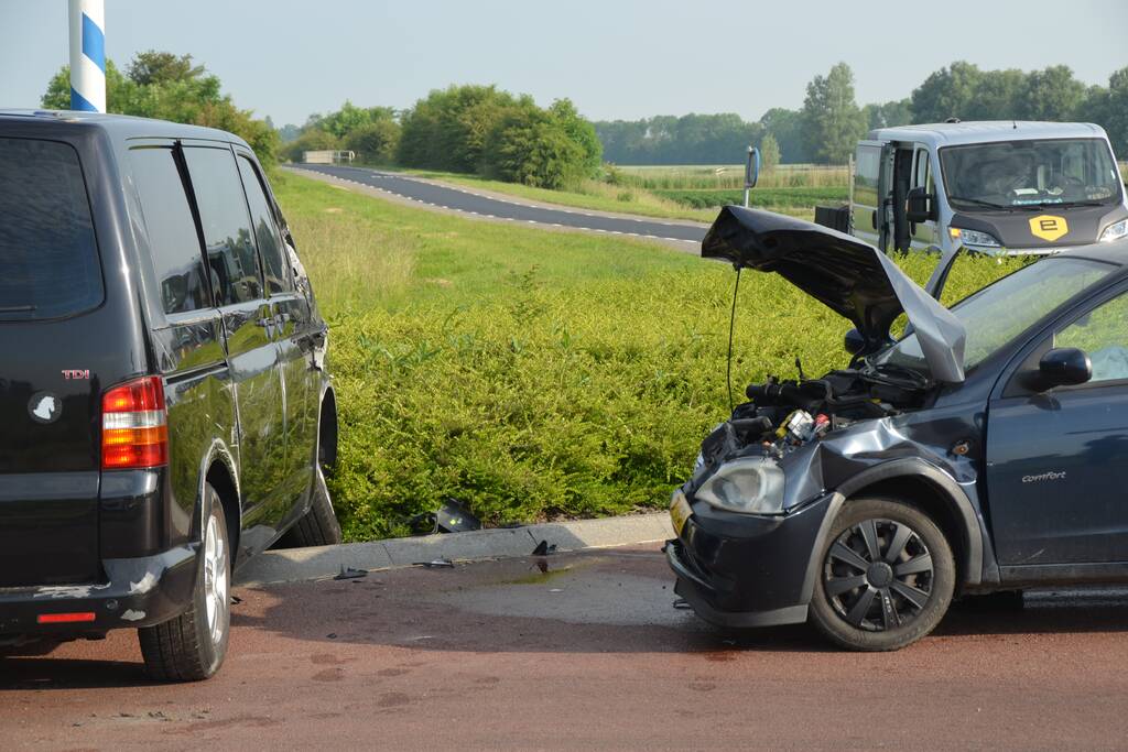 Bestelbus en personenwagen botsen op kruising