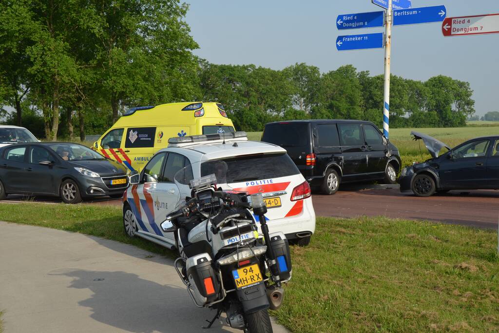 Bestelbus en personenwagen botsen op kruising