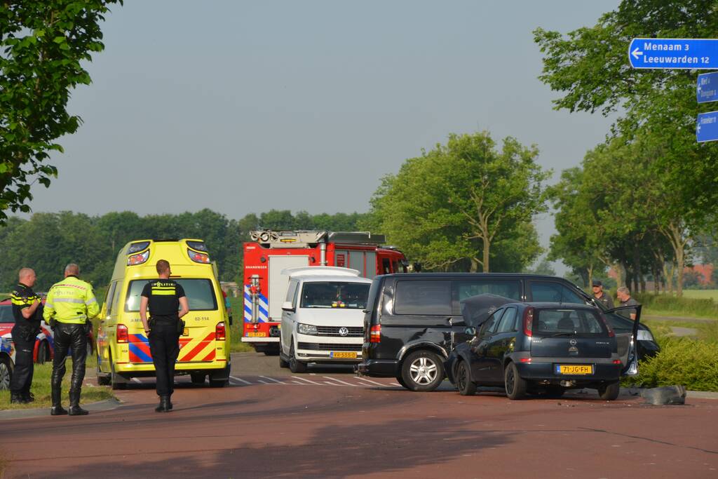 Bestelbus en personenwagen botsen op kruising