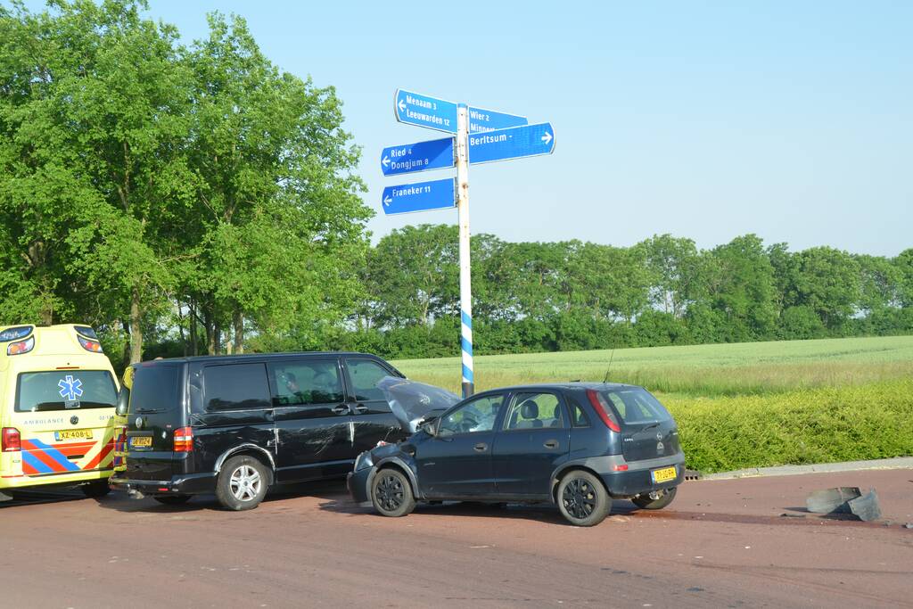 Bestelbus en personenwagen botsen op kruising