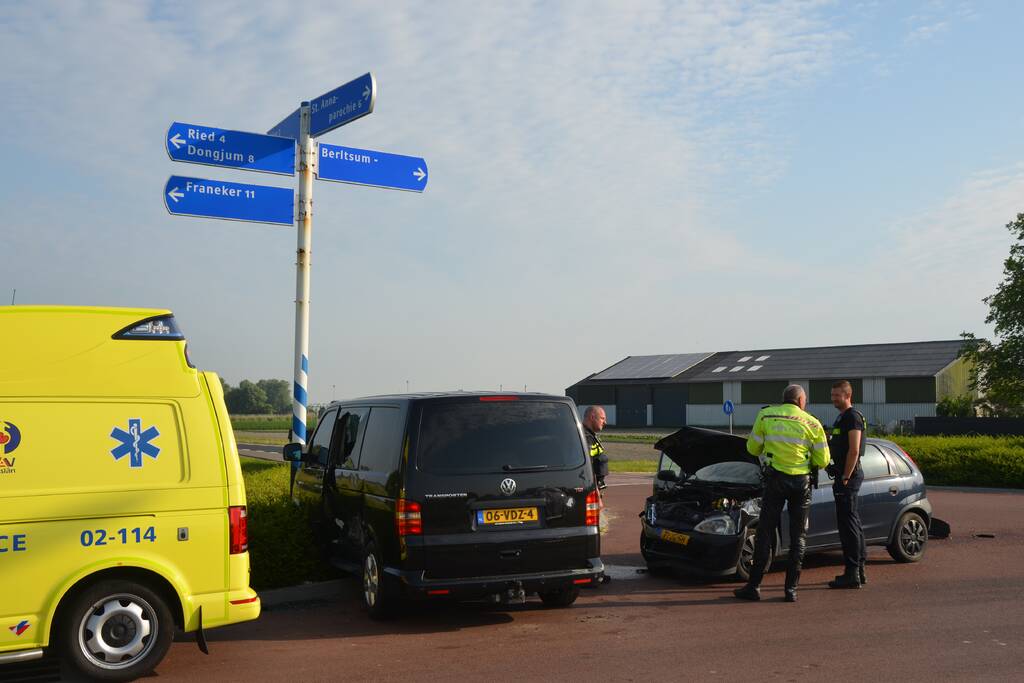 Bestelbus en personenwagen botsen op kruising
