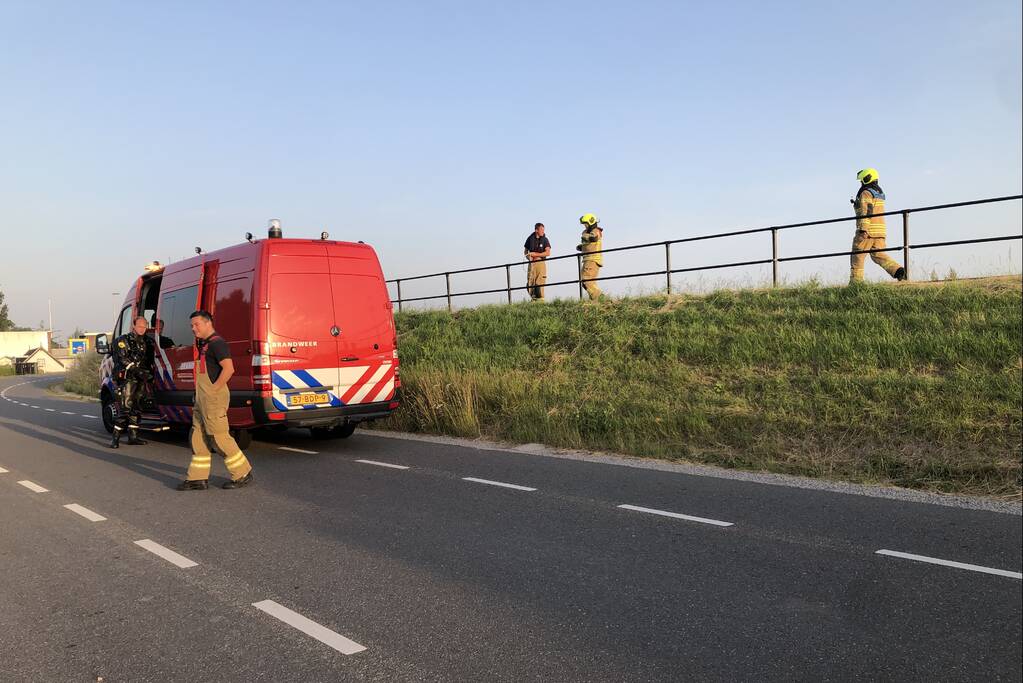 Brandweer haalt te water geraakte vrouw uit de Lek
