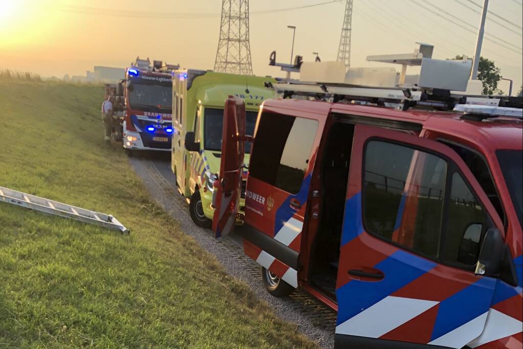 Brandweer haalt te water geraakte vrouw uit de Lek