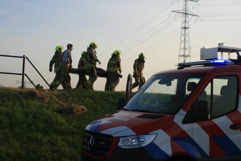 Brandweer haalt te water geraakte vrouw uit de Lek