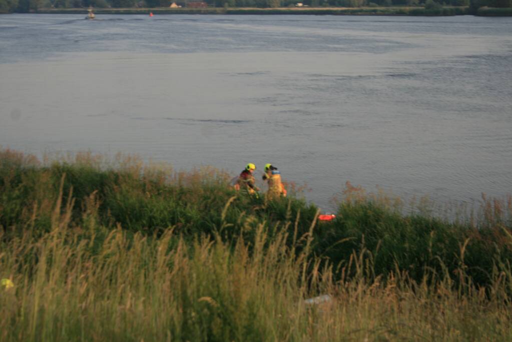 Brandweer haalt te water geraakte vrouw uit de Lek