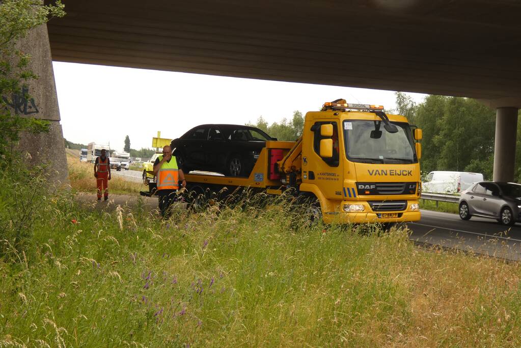 Automobilist met pech rent snelweg op