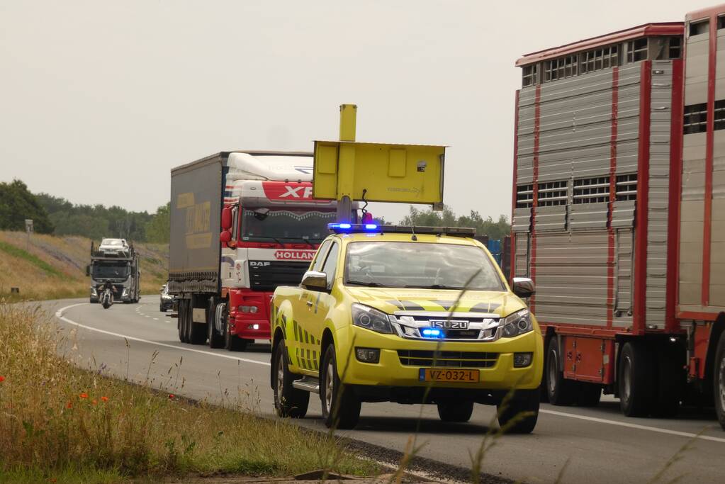 Automobilist met pech rent snelweg op