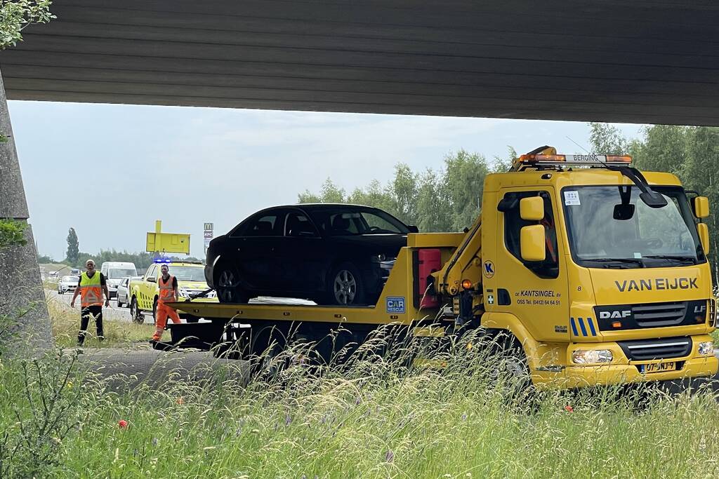 Automobilist met pech rent snelweg op