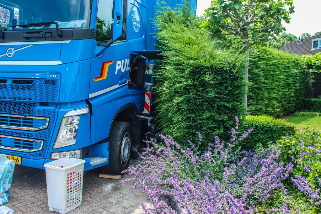 Chauffeur rijdt dieseltank vrachtwagen kapot