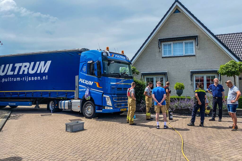 Chauffeur rijdt dieseltank vrachtwagen kapot