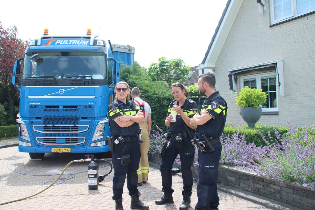 Chauffeur rijdt dieseltank vrachtwagen kapot