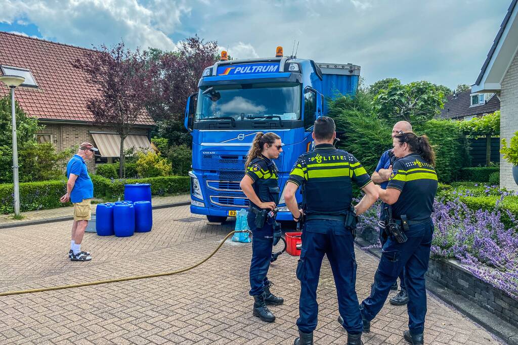 Chauffeur rijdt dieseltank vrachtwagen kapot