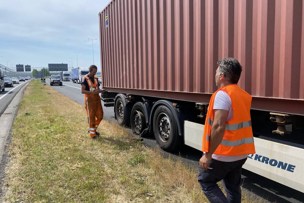 Vrachtwagen heeft klapband en botst op personenauto
