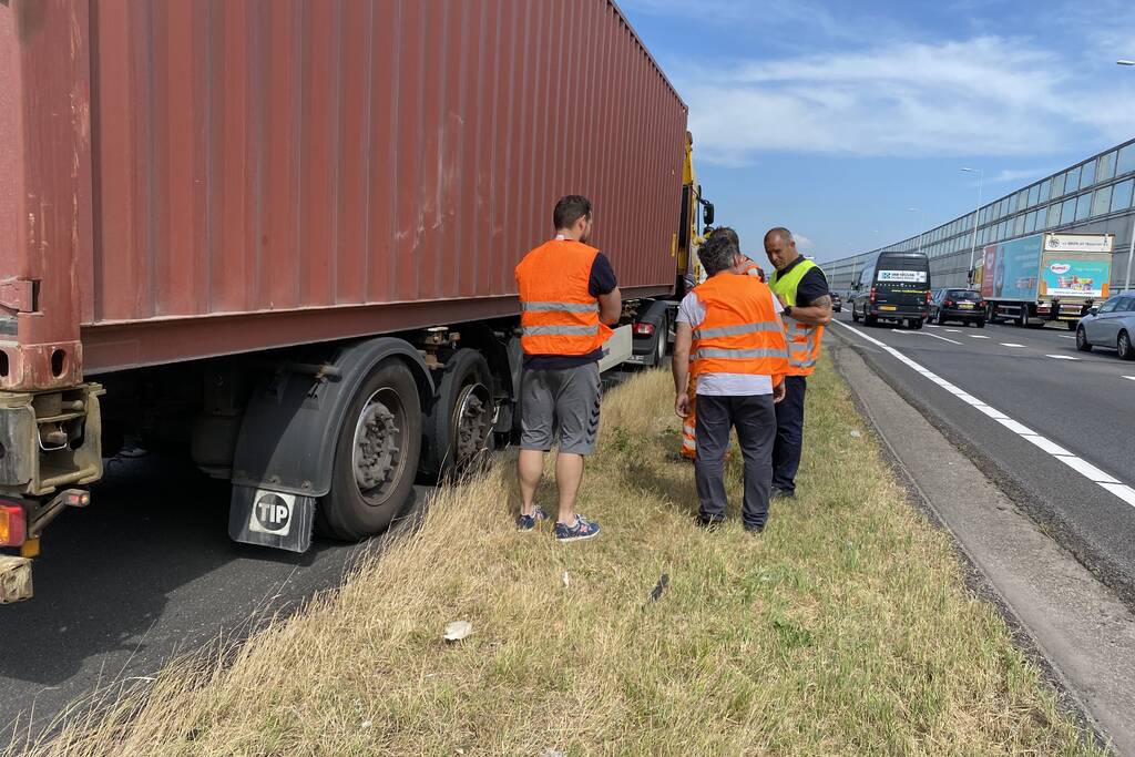 Vrachtwagen heeft klapband en botst op personenauto