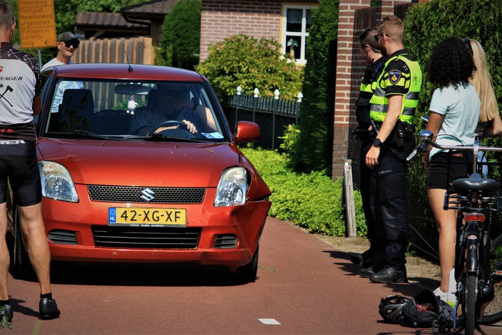 Bestuurster raakt onwel en verliest controle over personenauto