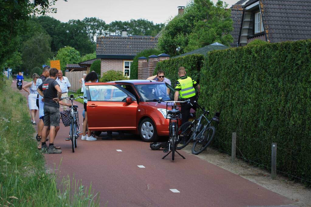 Bestuurster raakt onwel en verliest controle over personenauto