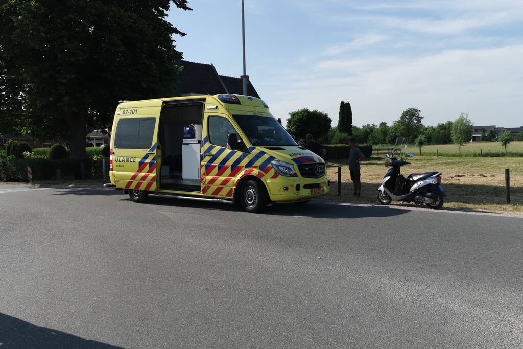 Fietsster schrikt van bestelbus en botst tegen lantarenpaal