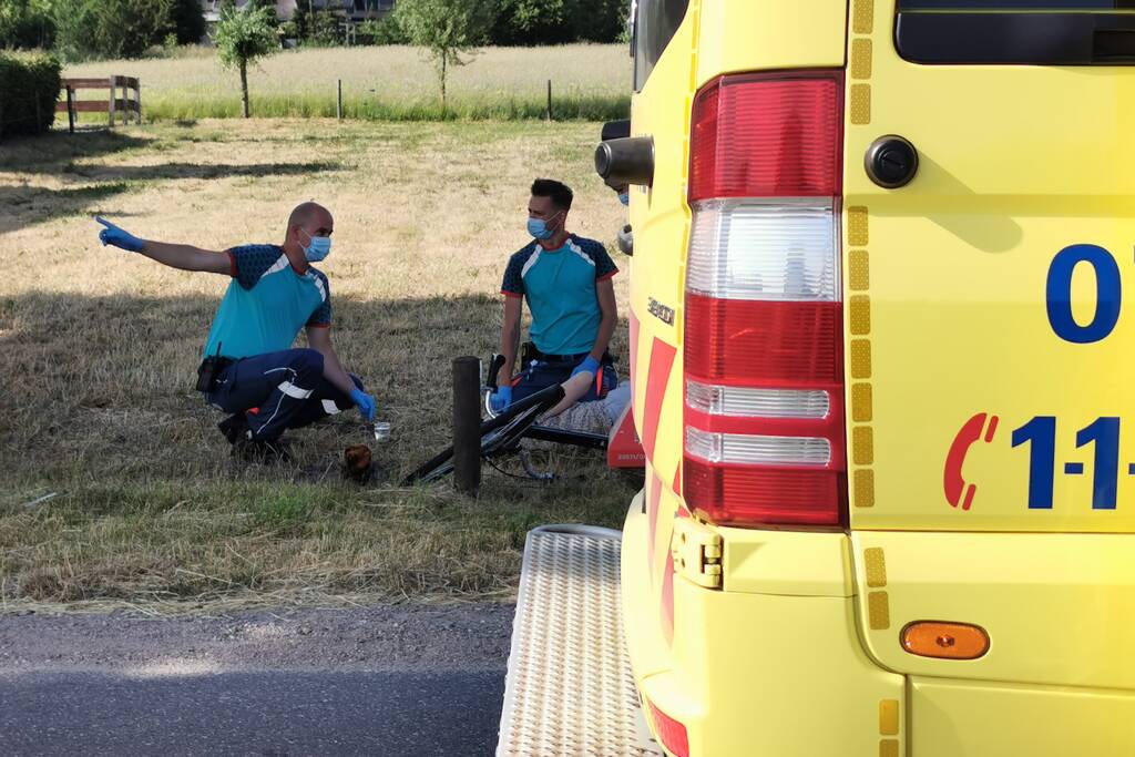 Fietsster schrikt van bestelbus en botst tegen lantarenpaal